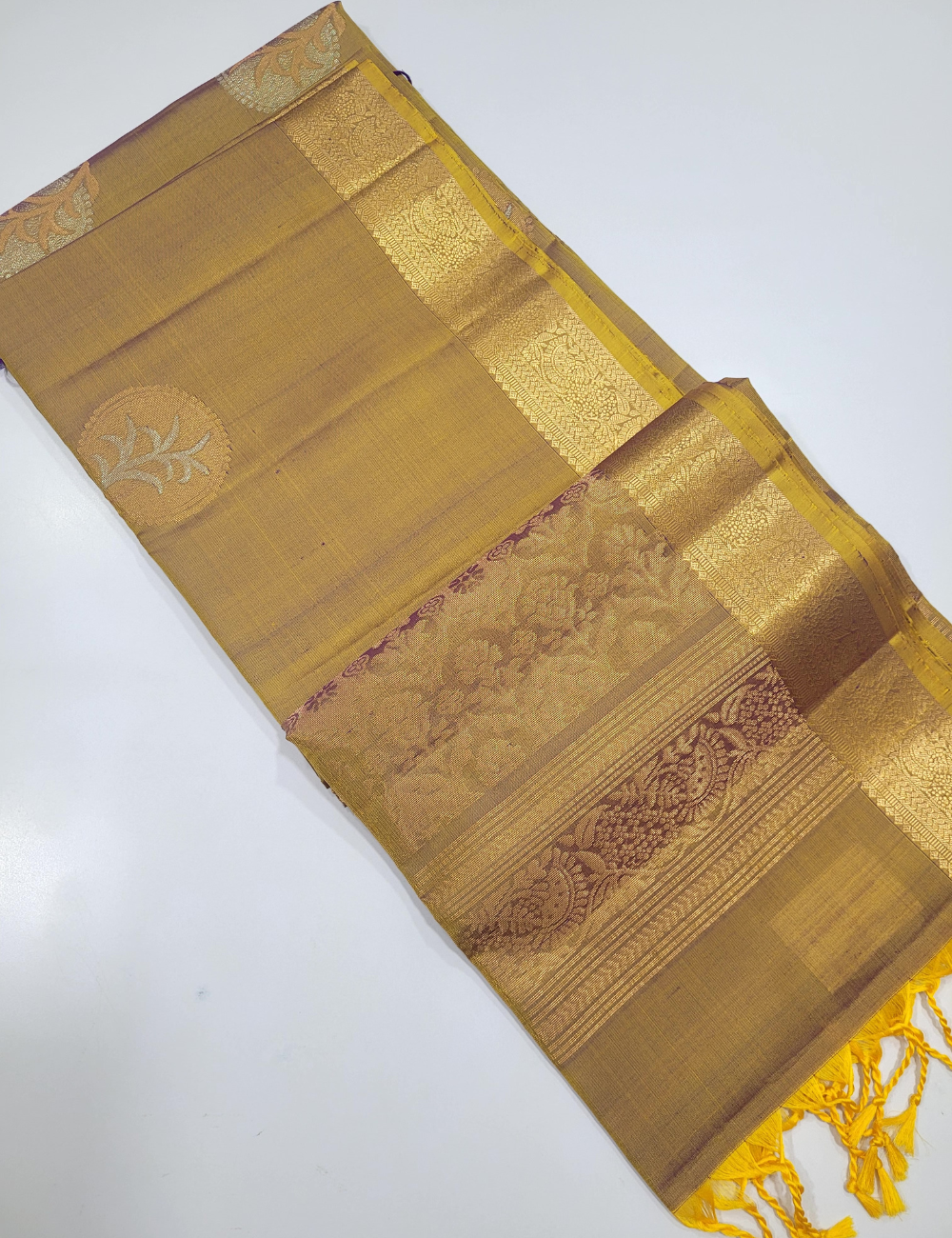 Golden Majesty – Dual Tone Soft Silk Saree with Kanchi Border