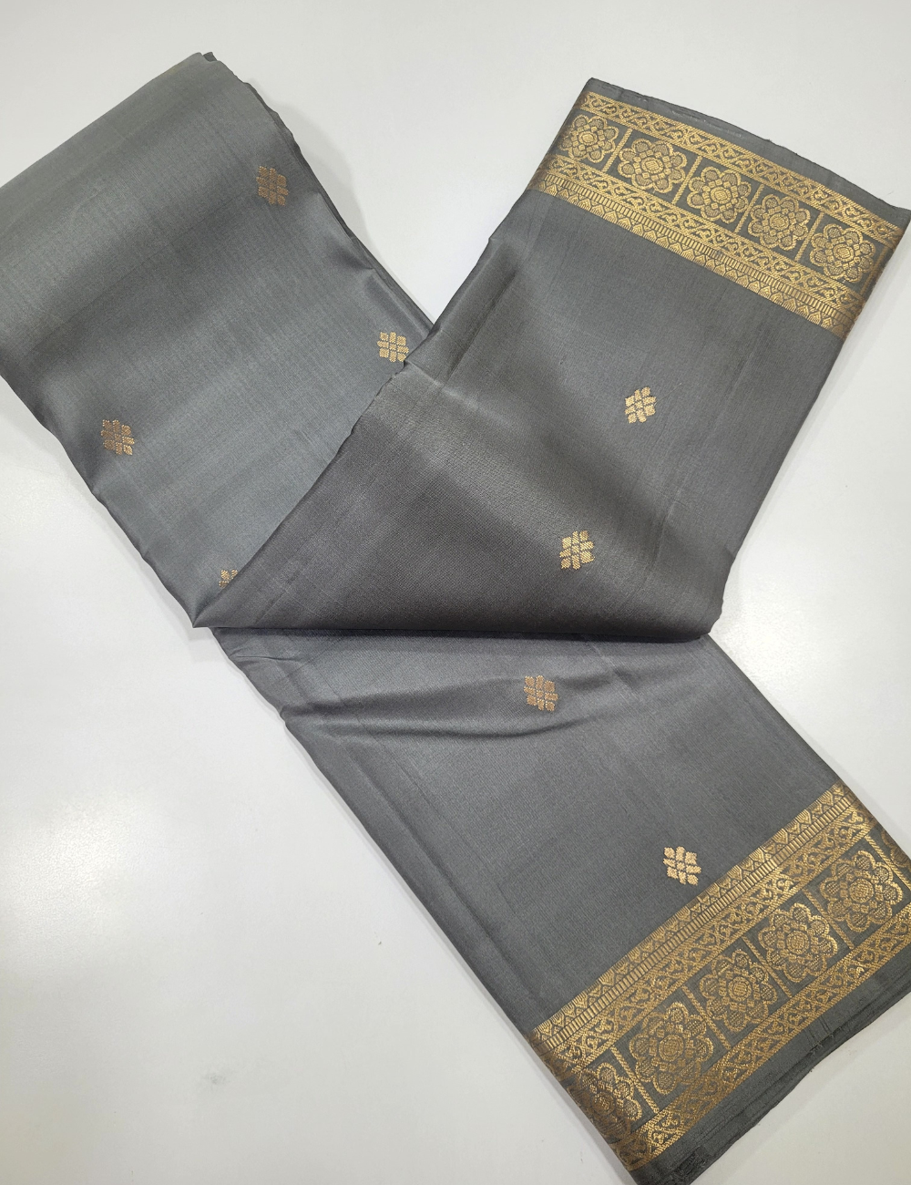 Moonlit Grace – Grey Monotone Kanchi Border Soft Silk Saree