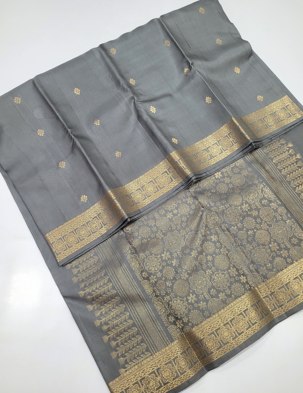 Moonlit Grace – Grey Monotone Kanchi Border Soft Silk Saree
