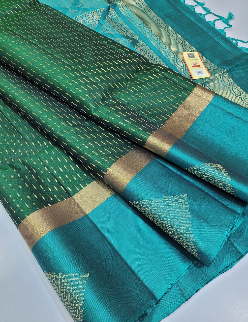 Enchanted Emerald – Bottle Green & Metallic Green Handloom Soft Silk Saree