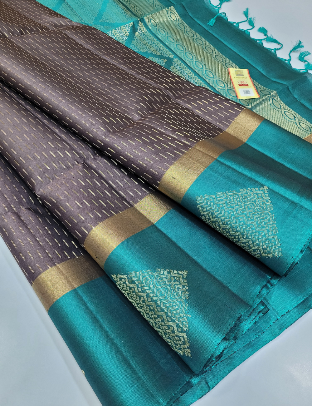 Regal Glow – Grey & Metallic Green Handloom Soft Silk Saree