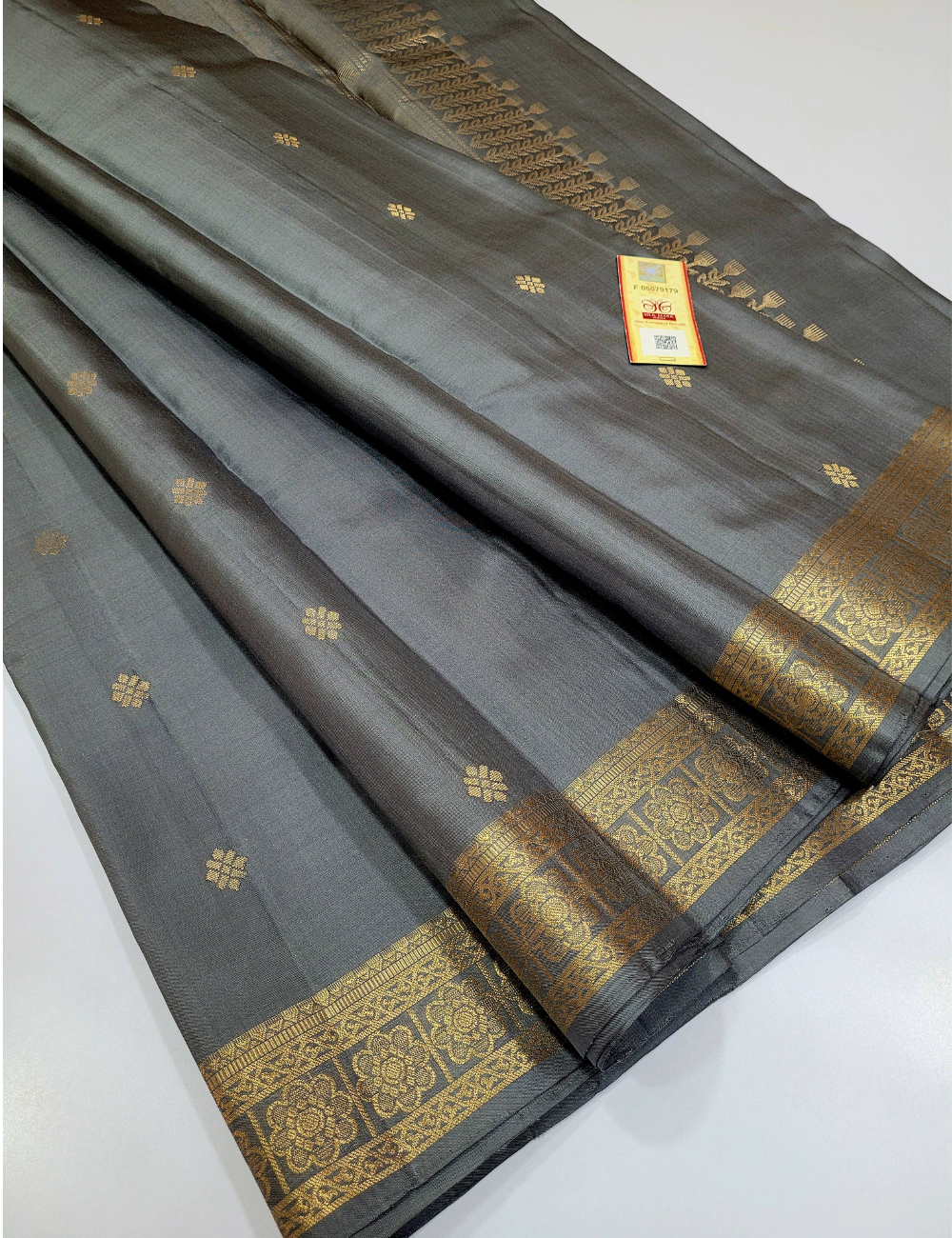 Moonlit Grace – Grey Monotone Kanchi Border Soft Silk Saree