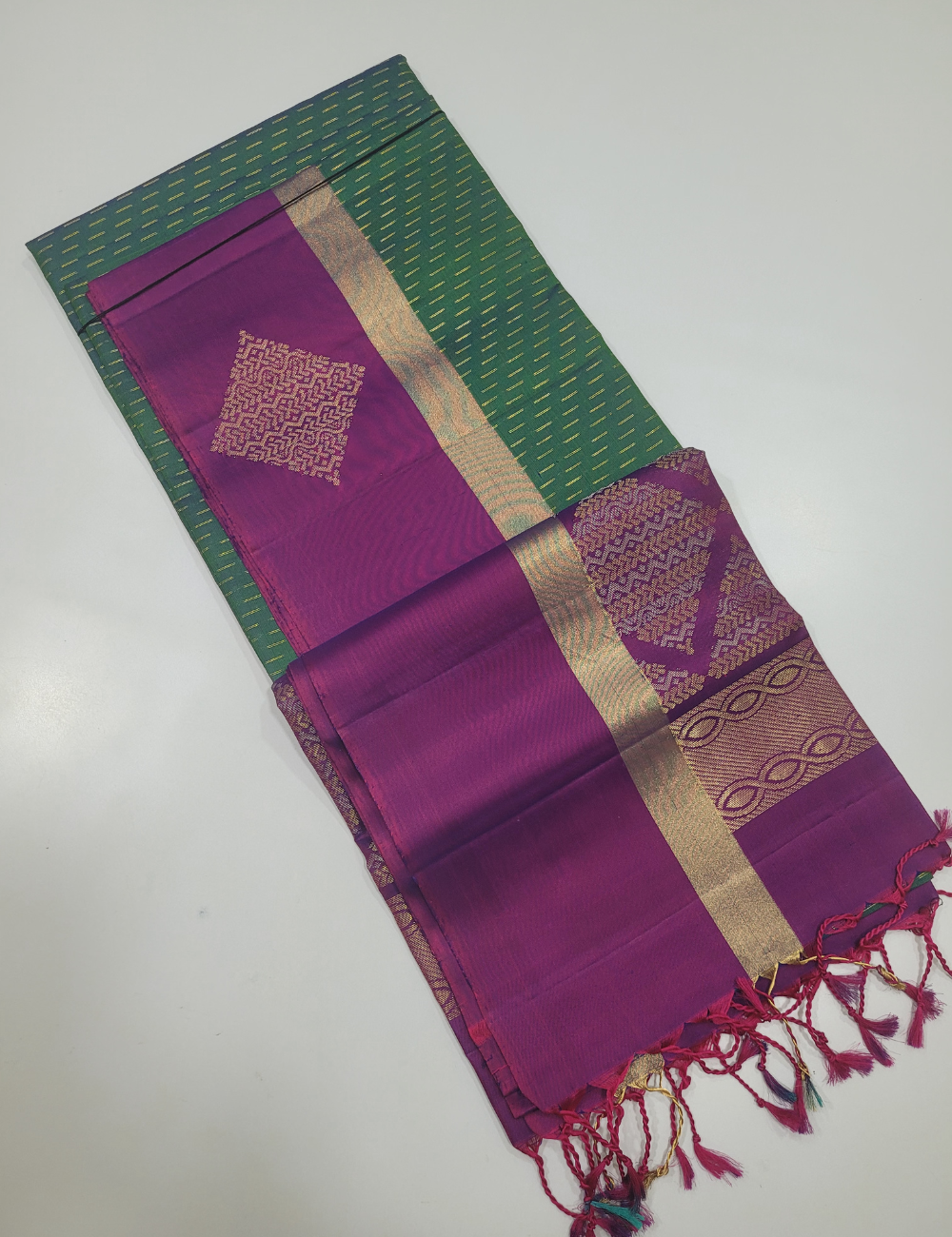 "Royal Harmony – Dual Green & Purple Handloom Soft Silk Saree