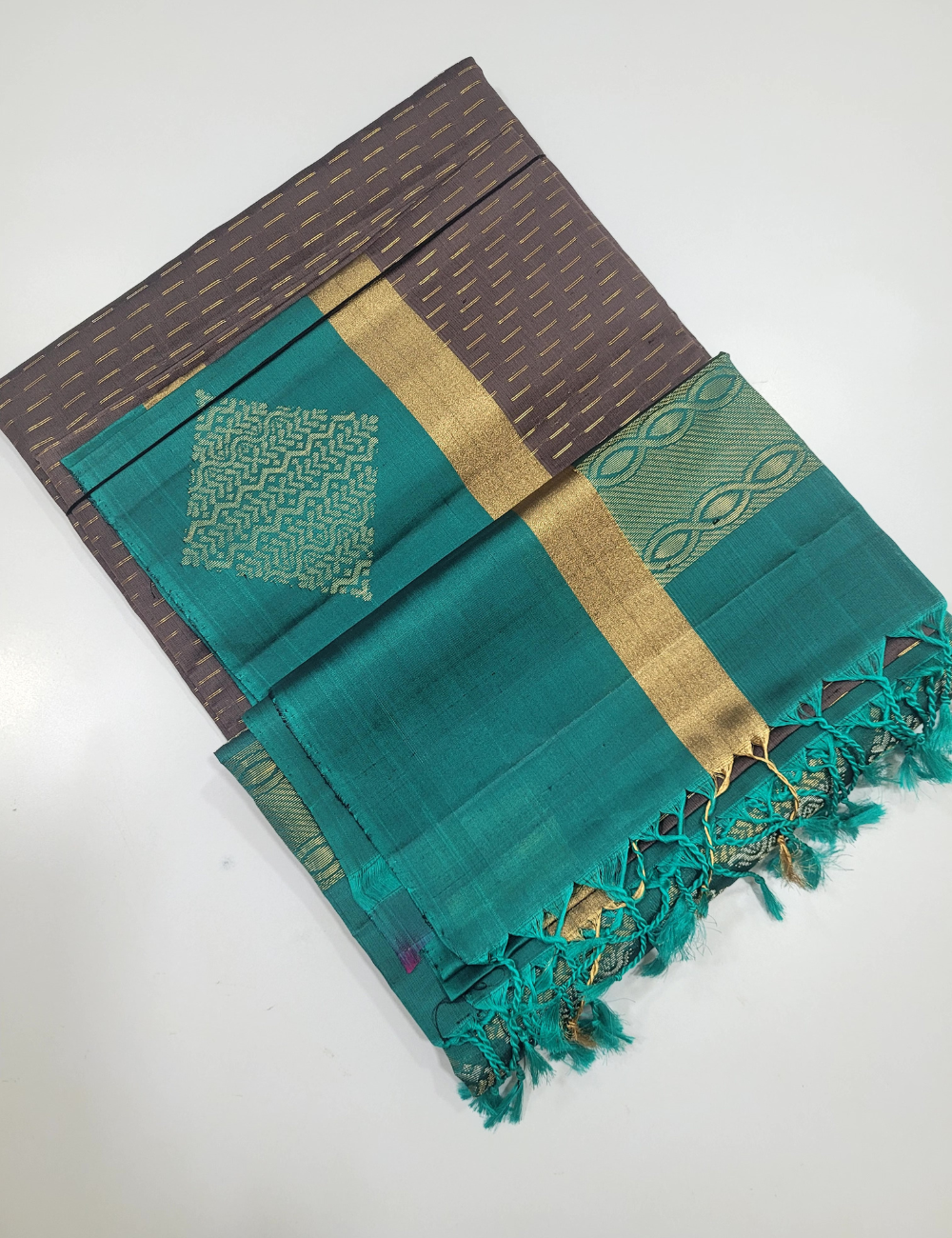 Regal Glow – Grey & Metallic Green Handloom Soft Silk Saree