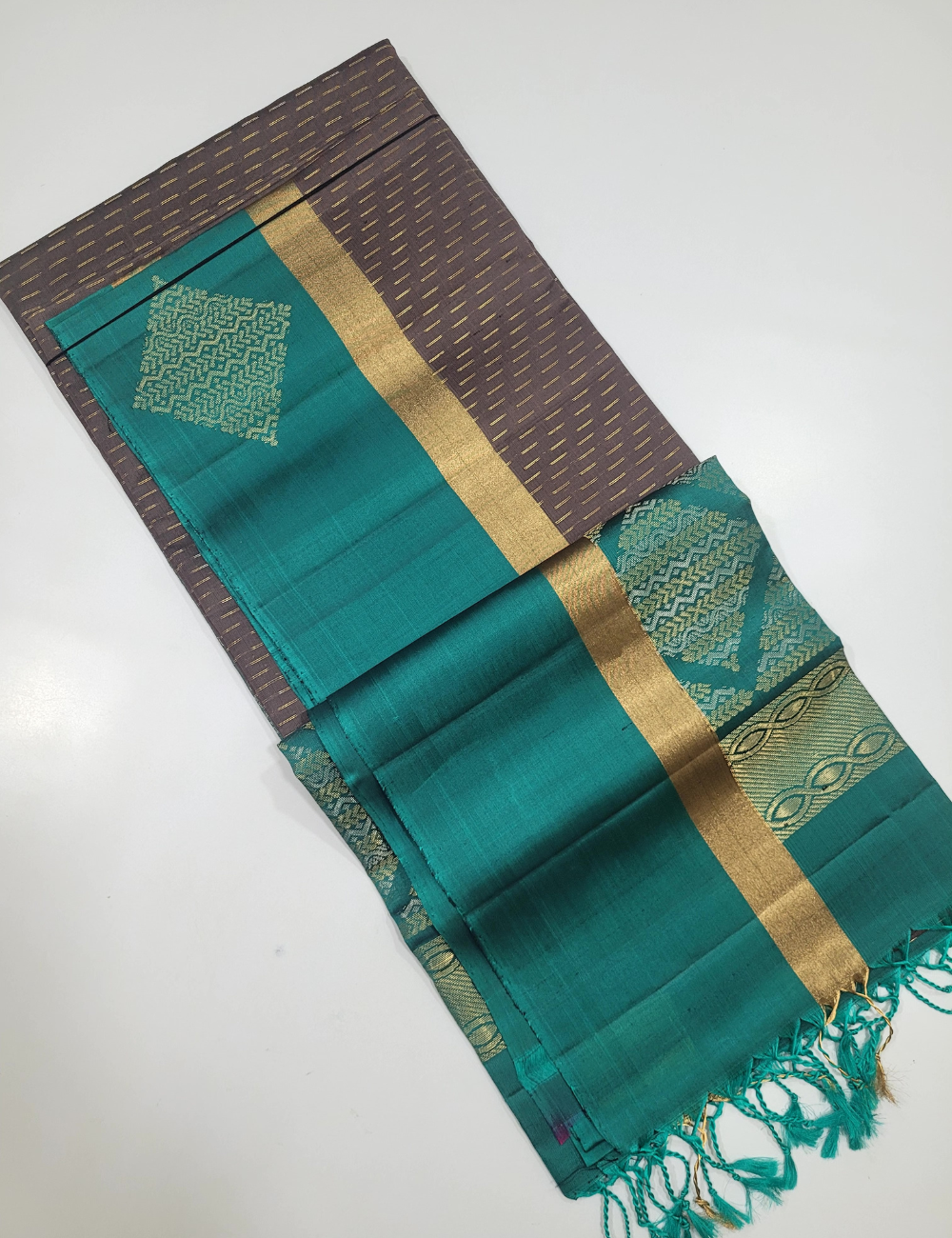 Regal Glow – Grey & Metallic Green Handloom Soft Silk Saree