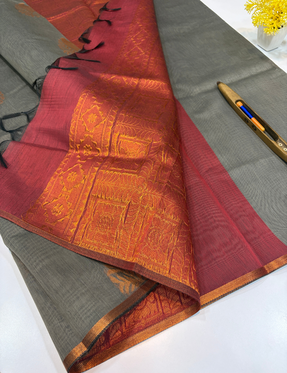 Grey Semi Silk Cotton Saree with Beetroot Colour & Piping Border | Gold Zari Putta Weaves