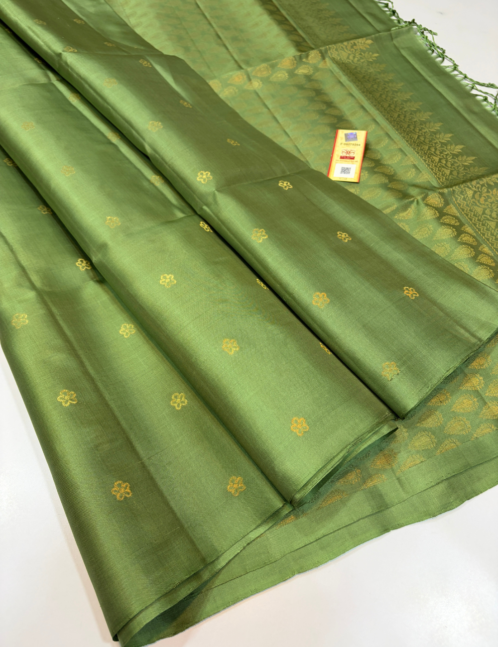 Borderless Pista Green Araivattam Putta Weaves Handloom Pure Soft Silk Saree with Silk Mark