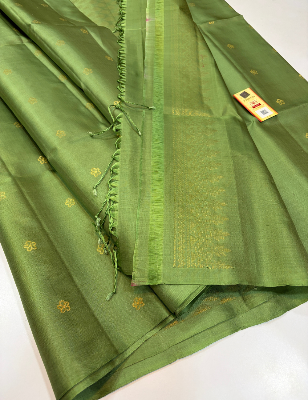 Borderless Pista Green Araivattam Putta Weaves Handloom Pure Soft Silk Saree with Silk Mark