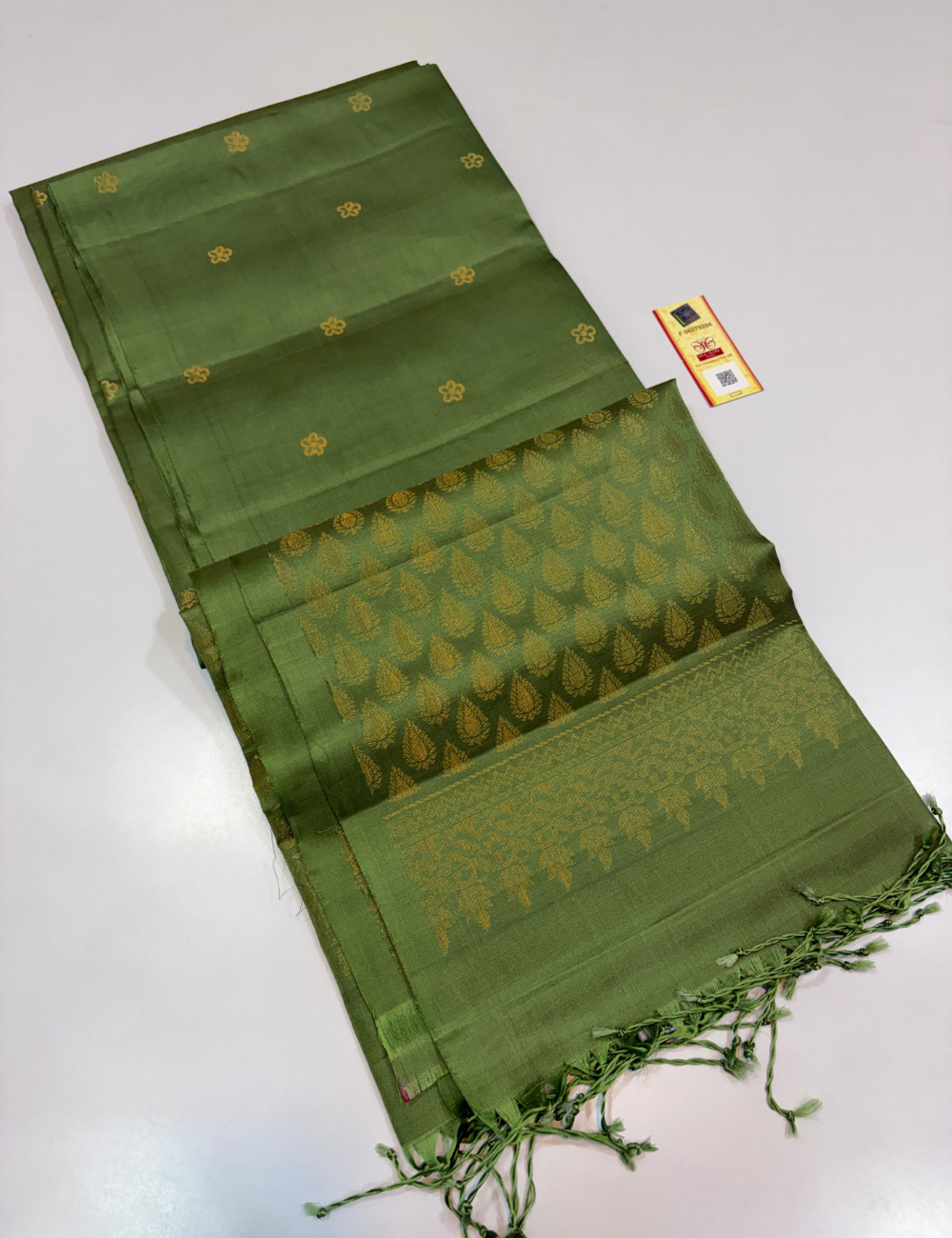 Borderless Pista Green Araivattam Putta Weaves Handloom Pure Soft Silk Saree with Silk Mark