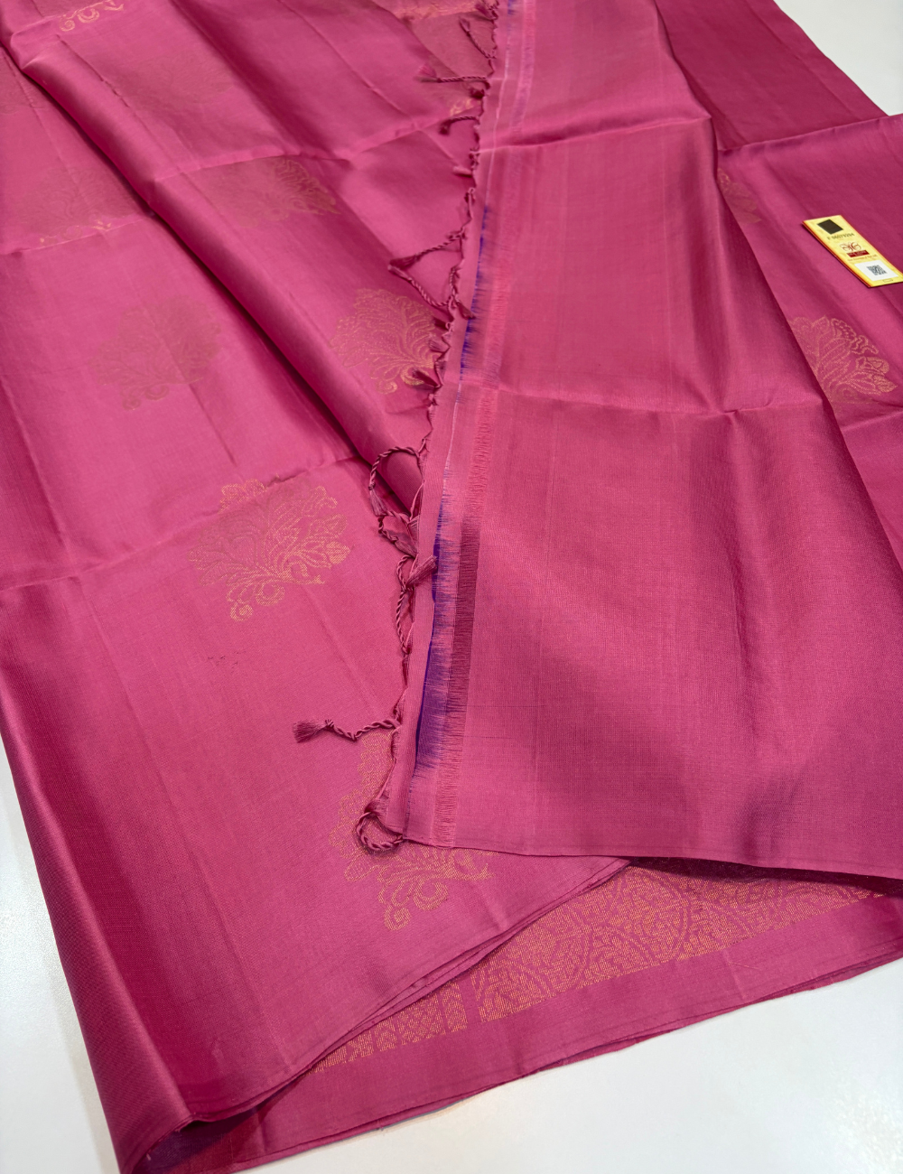 Borderless Lotus Pink Golden Jari Putta Handloom Pure Soft Silk Saree with Silk Mark