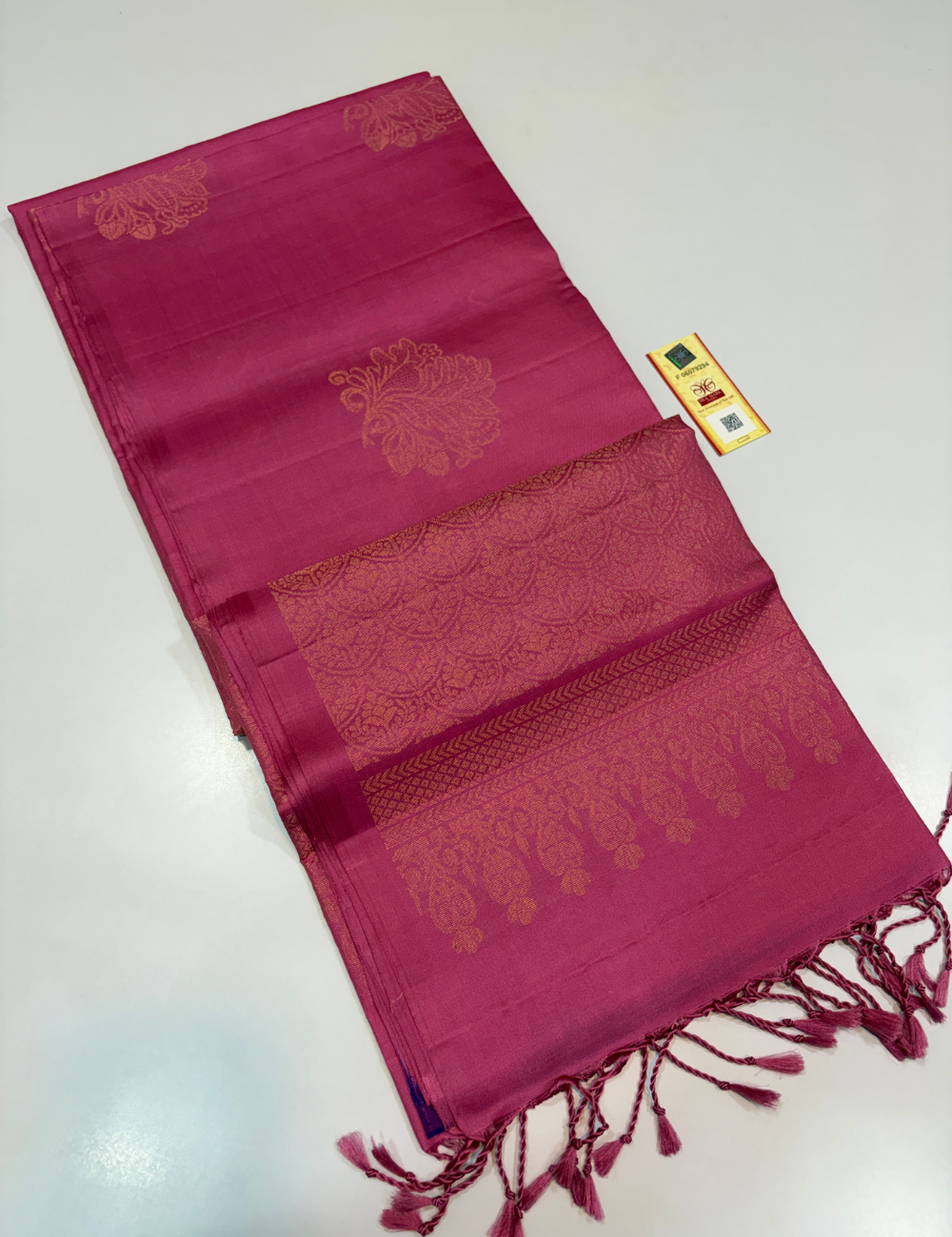Borderless Lotus Pink Golden Jari Putta Handloom Pure Soft Silk Saree with Silk Mark