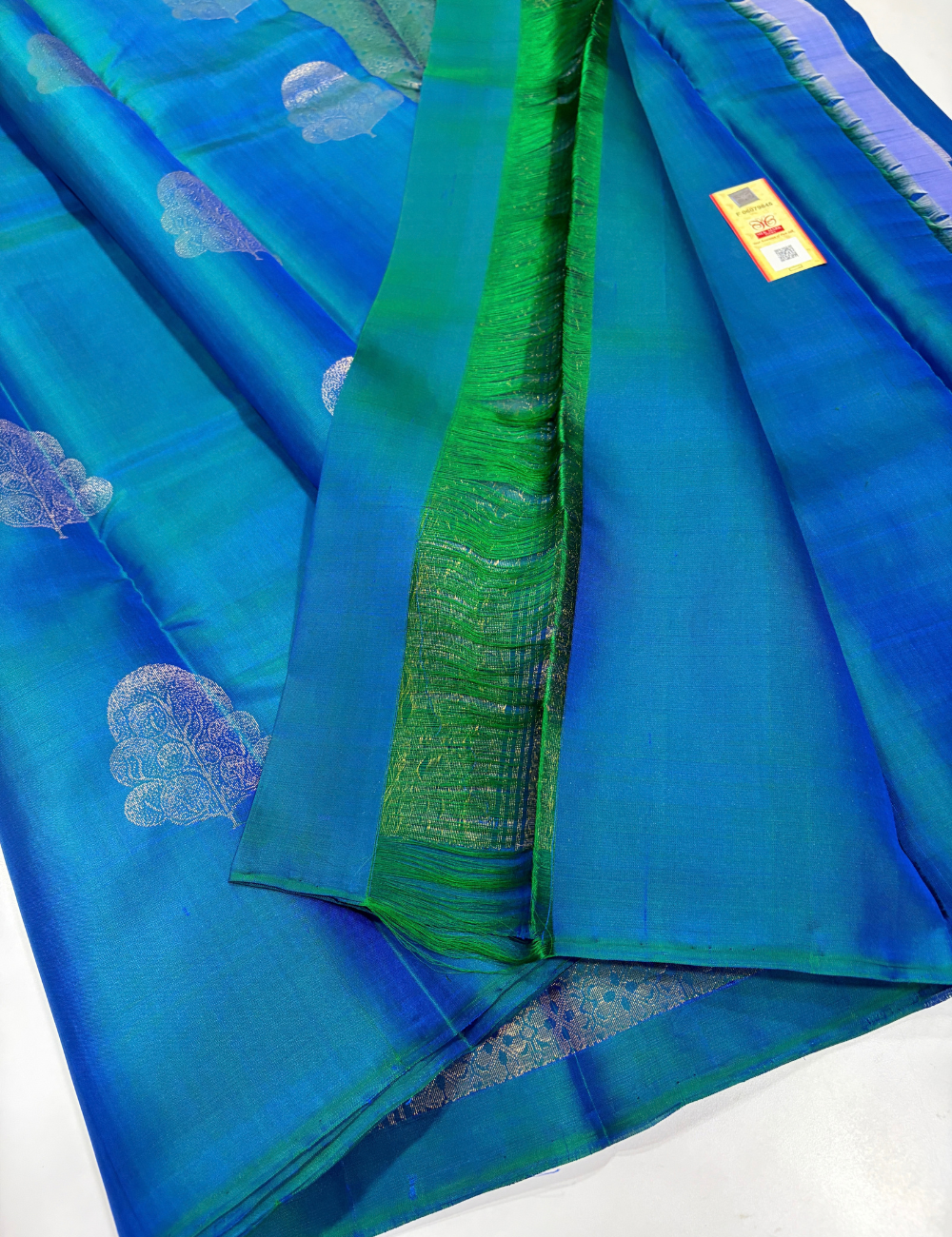 eacock Blue Borderless Dual-Tone Handloom Pure Soft Silk Saree