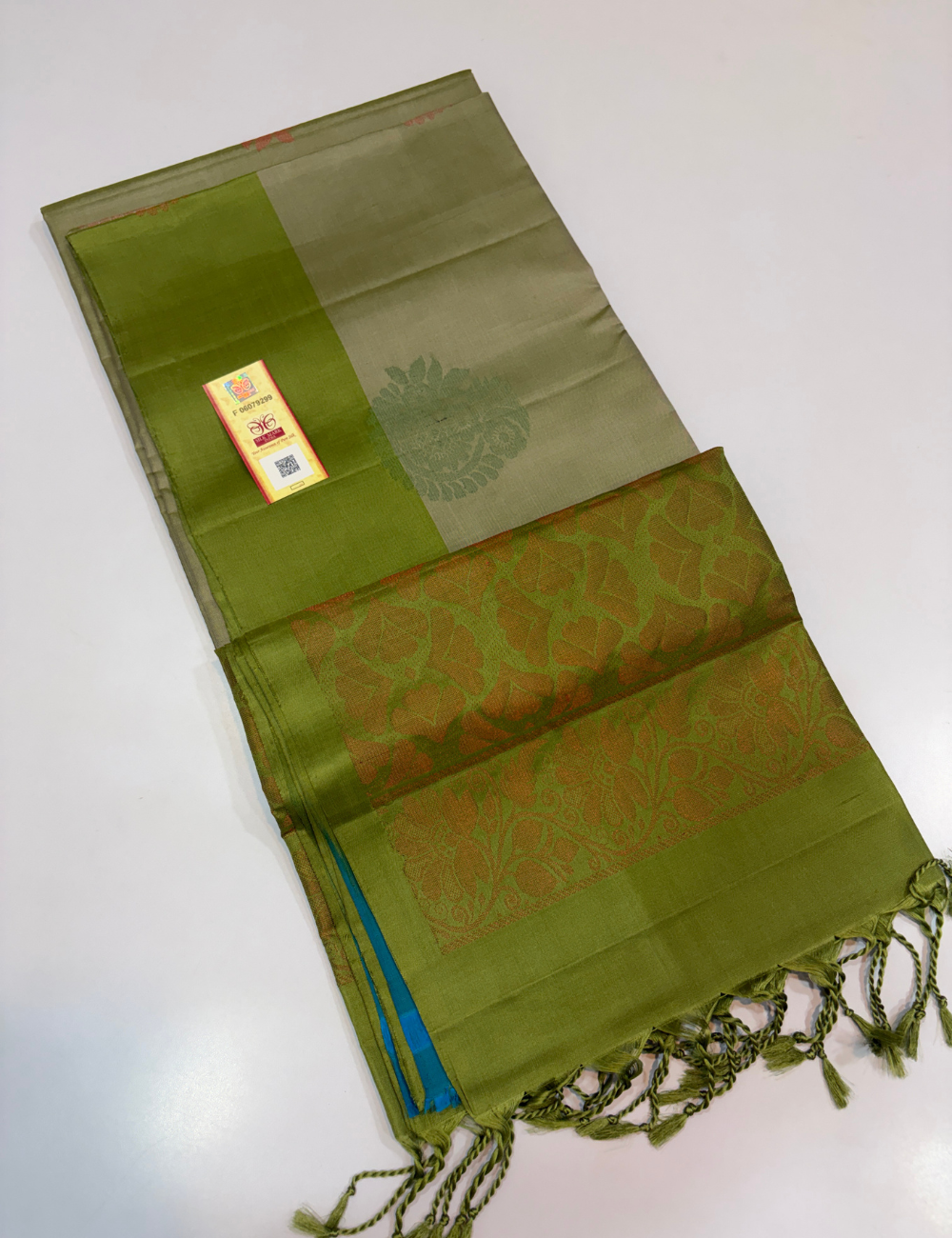 Elachi Green Handloom Pure Soft Silk Saree with Pista Green Contrast Border, Gold & Silver Zari Putta Weaves | Silk Mark Certified