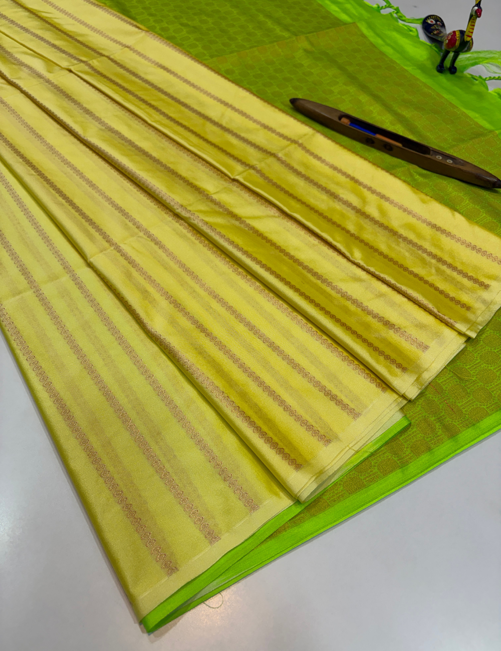 Royal Soft Cotton Handloom Saree – Lemon Yellow with Neon Lime Green Pallu & Blouse