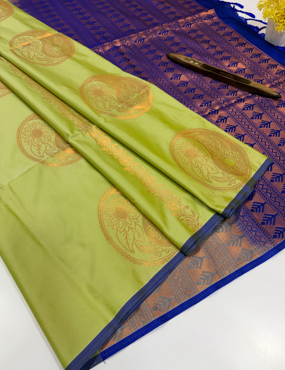 Borderless Semi Softsilk Saree in Fluorescent Green with Royal Blue