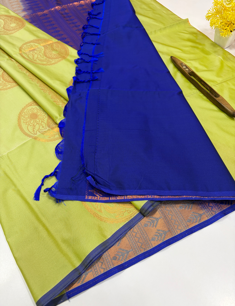 Borderless Semi Softsilk Saree in Fluorescent Green with Royal Blue