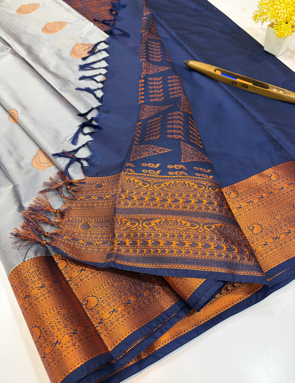 Handloom Elegant Grey Semi Soft Silk Saree with Kanchi Border | Navy Blue Pallu & Blouse