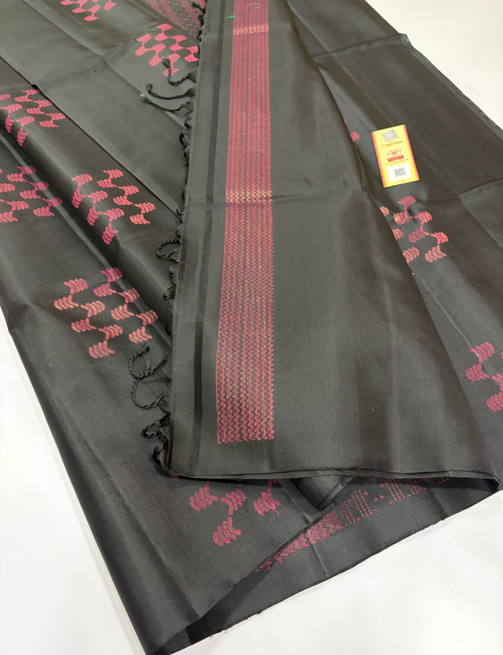 Borderless Black Neam Jari Putta Weaves Handloom Pure Soft Silk Saree with Silk Mark