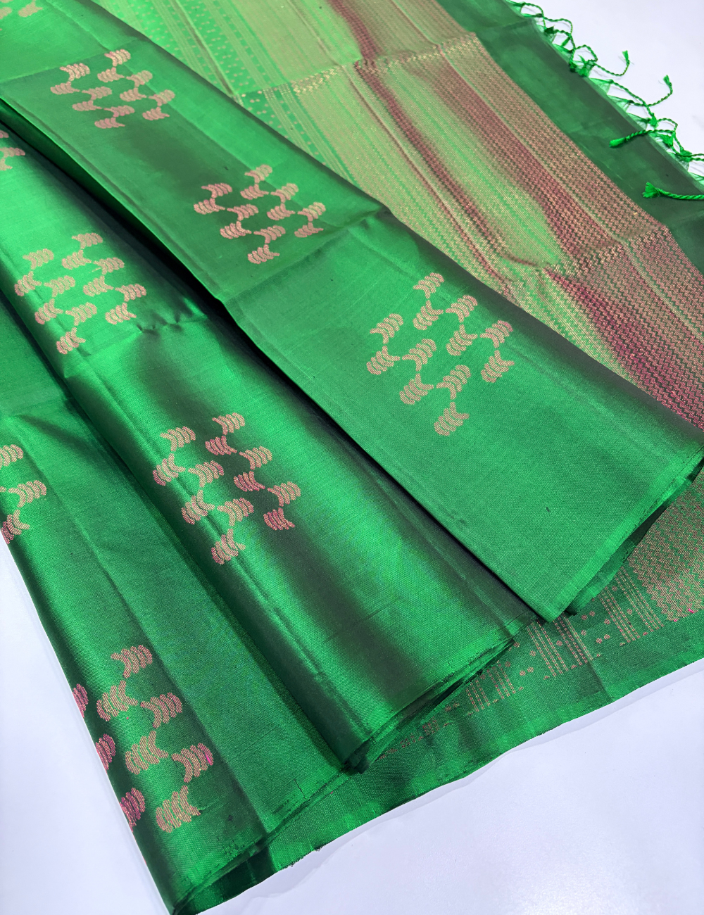 Borderless Leaf Green Neam Jari Putta Weaves Handloom Pure Soft Silk Saree with Silk Mark