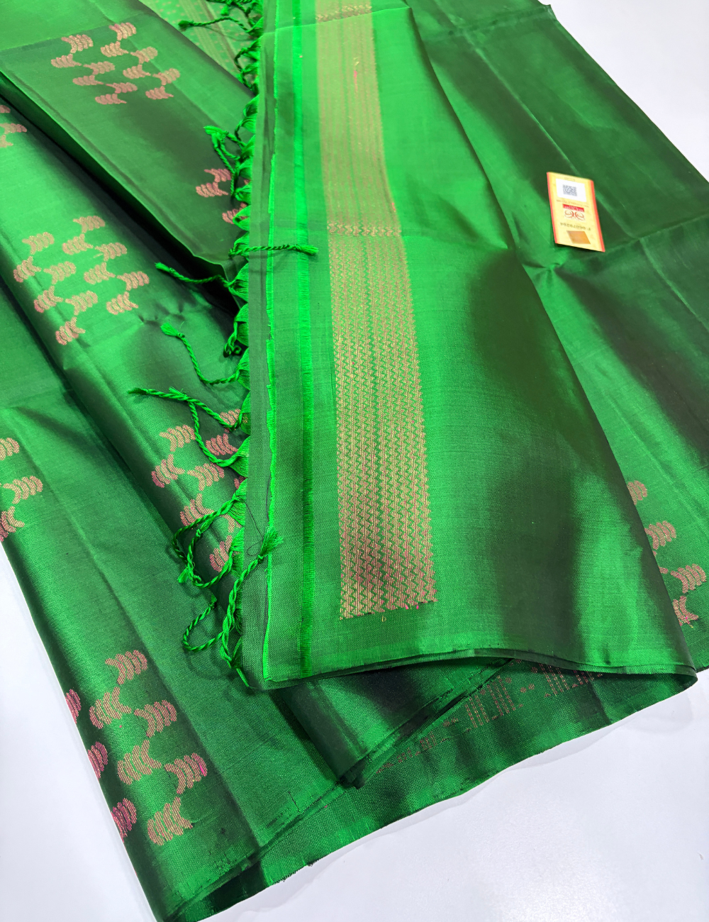 Borderless Leaf Green Neam Jari Putta Weaves Handloom Pure Soft Silk Saree with Silk Mark