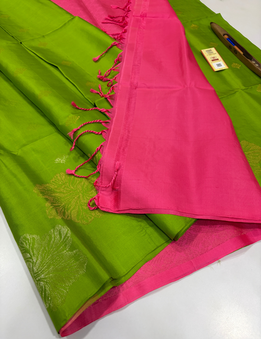 Parrot Green Handloom Pure Soft Silk Saree with Contrast Pink Pallu & Blouse | Elegant Floral Weaving | Silk Mark Certified