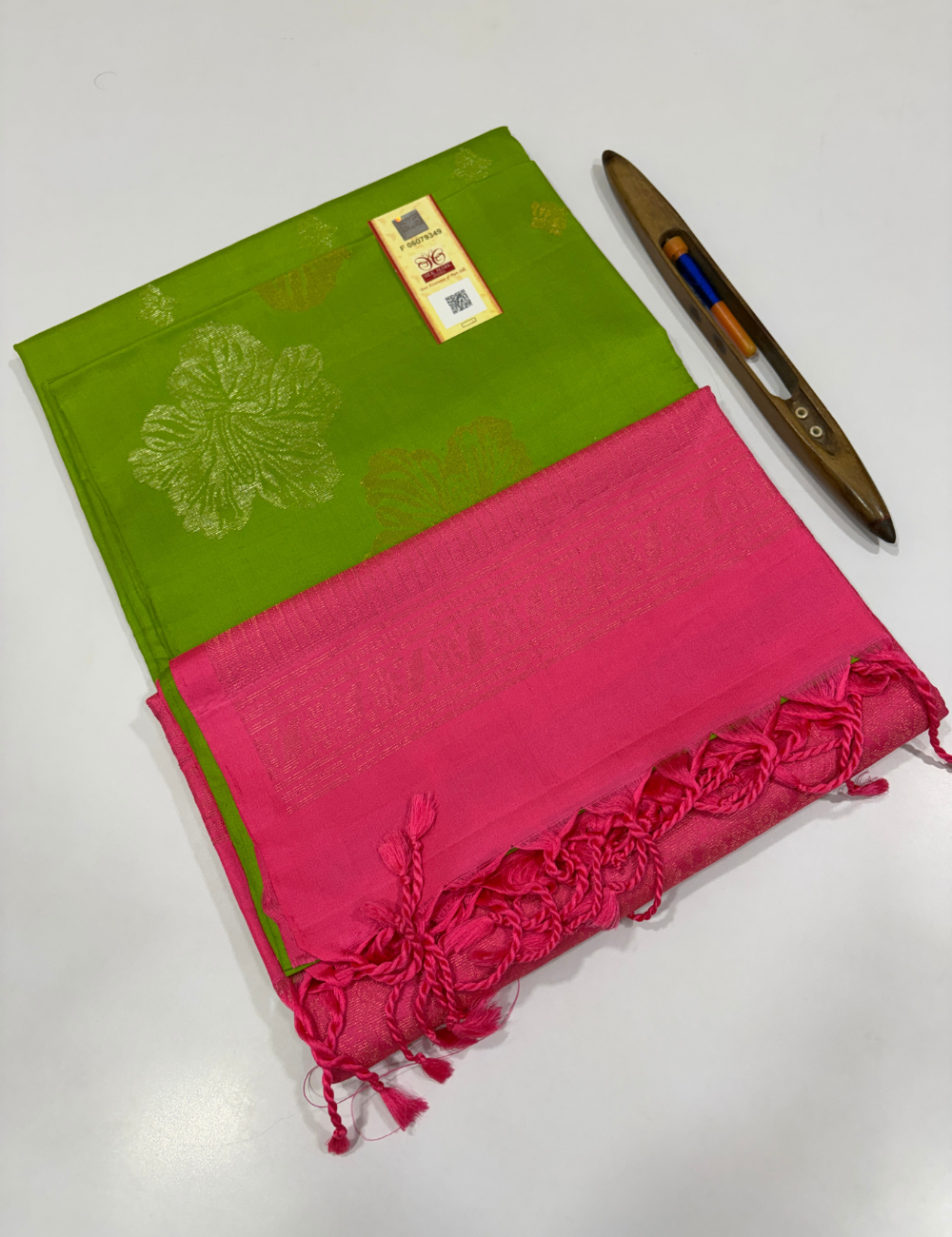 Parrot Green Handloom Pure Soft Silk Saree with Contrast Pink Pallu & Blouse | Elegant Floral Weaving | Silk Mark Certified